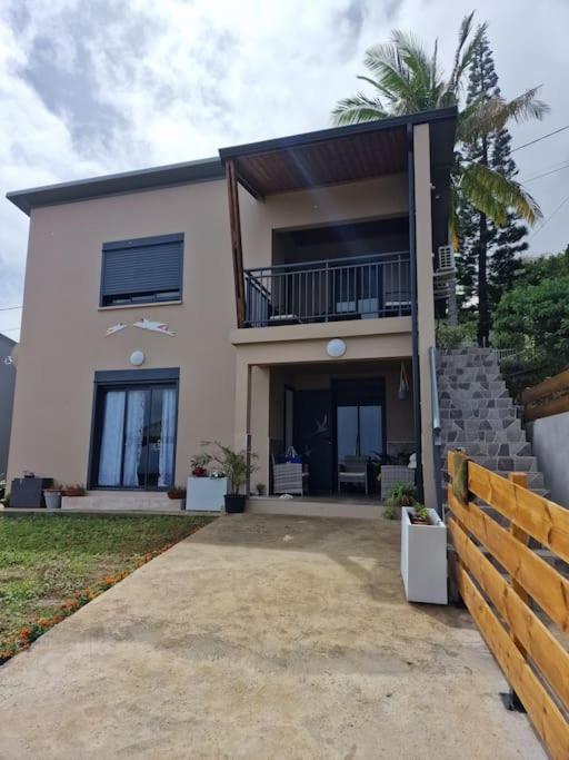 Charment Appartement Avec Vue Sur Mer Petite-Ile Exterior photo